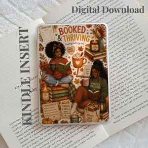 以下が含まれることがあります： 本を読む2人が描かれた長方形のKindle用インサート。テキストには「Booked & Thriving」「Reading fuels my soul」「Chapter Collector」「Protect Your Peace」「Library Days」と書かれています。秋らしい色合い、マグカップ、積み重ねられた本が描かれています。