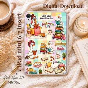 Pode incluir: Um inserto transparente para capa de tablet com um fundo xadrez pastel colorido e várias ilustrações de gansos lendo livros e gatos. O texto inclui Just One More Chapter, Bookworm Life, Reading is Magic e SHH... I'M READING.