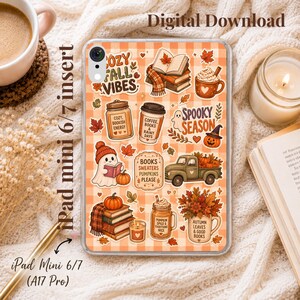 Op de afbeelding: Een doorzichtige tablethoes met een digitale print van herfststickers, waaronder boeken, pompoenen, spoken, koffiemokken en een vrachtwagen op een lichtoranje gingham-achtergrond. De tekst luidt Cozy Fall Vibes, Spooky Season en Books Sweaters Pumpkins Please.