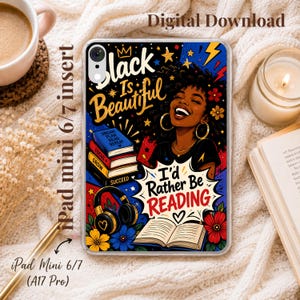 Op de afbeelding: Een doorzichtige tablethoes met een grafische illustratie van een lachend persoon met krullend haar, omringd door boeken, een koptelefoon en bloemen. De tekst luidt Black Is Beautiful en I'd Rather Be READING, met sterren en bliksemschichten.