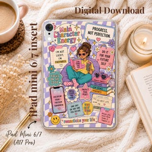 Könnte beinhalten: Eine transparente iPad mini 6/7 Hülle mit einer Collage aus bunten Aufklebern, die Texte wie Main Character Energy, Progress Not Perfection und Romanticize Your Life enthalten. Das Design zeigt eine lesende Person und Herzen.