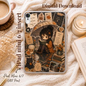 Op de afbeelding: Een doorzichtige iPad Mini 6/7 hoes met een digitale collage van een anime-figuur die onder een paraplu leest, omringd door herfstbladeren, een zwarte kat, boeken, een camera en notities. Het ontwerp bevat de tekst Digital Download.