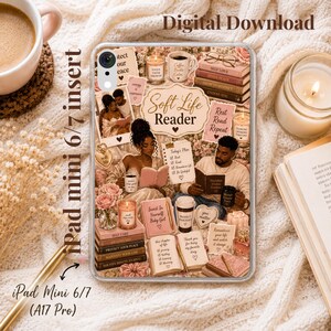 Pode incluir: Uma capa transparente para iPad mini 6/7 com uma colagem de elementos estéticos suaves, incluindo livros, canecas de café, velas e ilustrações de uma pessoa lendo. O texto central diz Soft Life Reader, rodeado por notas, detalhes florais e livros empilhados com títulos como Self Care e Growth Mindset.
