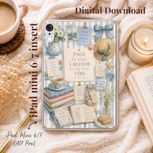 Pode incluir: Uma capa transparente para tablet com uma colagem de riscas azuis e brancas, livros, uma chávena de chá, um chapéu de palha, um laço e ilustrações florais. O texto central diz: "PAGE by page, I BLOOM in my own TIME."