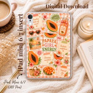 Pode incluir: Uma inserção transparente para capa de tablet com fundo xadrez vichy cor de pêssego e vários autocolantes, incluindo papaias, um batido, um cesto entrançado, flores tropicais, óculos em forma de coração e o texto Papaya Girl Energy e Chasing sunshine.