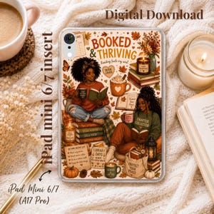 Puede incluir: Una funda transparente para tableta con una ilustración de dos personas leyendo rodeadas de hojas de otoño, velas, tazas y libros. El texto dice Booked & Thriving, Reading fuels my soul, Chapter Collector y Protect Your Peace.