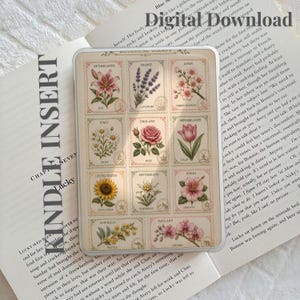 Può includere: Un inserto rettangolare per Kindle con una griglia di dodici francobolli botanici in stile vintage. Ogni francobollo mostra un fiore diverso etichettato con un nome di paese, tra cui giglio, lavanda, fiore di ciliegio, margherita, rosa, tulipano, girasole, stella alpina, ibisco, acacia e orchidea.