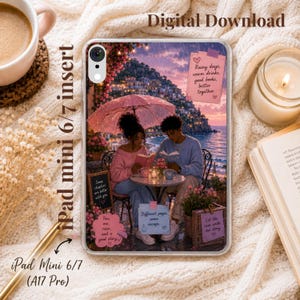 Op de afbeelding: Een doorzichtige tablethoes met een illustratie van twee mensen die onder een roze paraplu bij de zee lezen tijdens zonsondergang. Het ontwerp bevat roze en paarse plakbriefjes met tekst: Rainy days, warm drinks, good books, better together.