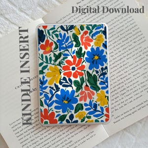 Op de afbeelding: Een rechthoekige Kindle-inzet met een levendig bloemenpatroon met rode, blauwe en gele bloemen tegen een witte achtergrond. De tekst Digital Download is bovenaan zichtbaar en de tekst KINDLE INSERT staat verticaal aan de linkerkant gedrukt.
