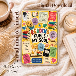 Pode incluir: Uma capa transparente para tablet com fundo amarelo e autocolantes coloridos de cães, pilhas de livros, canecas de café e corações. O texto diz Reading Fuels My Soul, Proud Book Lover, Just One More Page e outras frases sobre leitura.