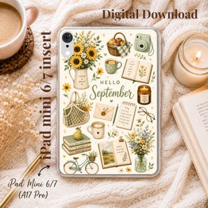 Op de afbeelding: Een doorzichtige iPad mini 6/7 hoes met een digitale print met de tekst Hello September. Het ontwerp bevat illustraties van zonnebloemen in een kan, een mand met appels, een fiets, boeken, koffiemokken, een kaars en een notitieblok.