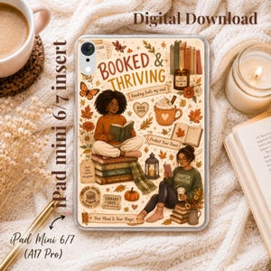 Op de afbeelding: Een doorzichtige tablethoes met een crèmekleurige achtergrond, geïllustreerd met twee lezende personen, stapels boeken, een mok, een kaars en herfstbladeren. De tekst luidt Booked & Thriving, Reading fuels my soul, Book Lover, Protect Your Peace, Just one more chapter, Read more worry less, Library Days en Your Mind Is Your Magic.