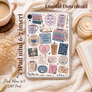 Könnte beinhalten: Eine transparente Tablet-Hülle mit einer Collage aus pastellfarbenen Illustrationen, darunter Bücherstapel, Kaffeetassen, florale Akzente und Textphrasen wie 'books are my safe place', 'proud book addict' und 'reading is my therapy'.