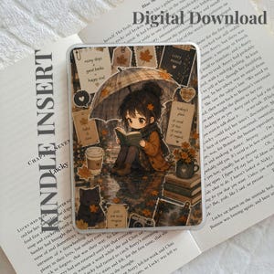 Puede incluir: Un inserto rectangular para Kindle con una ilustración de una persona sentada bajo un paraguas leyendo un libro, rodeada de hojas de otoño, un gato negro, una taza de café y pilas de libros, con notas de texto como rainy days y cozy mood.
