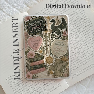 Może przedstawiać: Prostokątna wkładka do czytnika Kindle z kolażem naklejek o tematyce fantasy, zawierająca smoka, miecz, stos książek z napisem Enemies to Lovers Club, słońce, mapę oraz tekst Absolutely Feral Reader i Emotional Support Kindle.