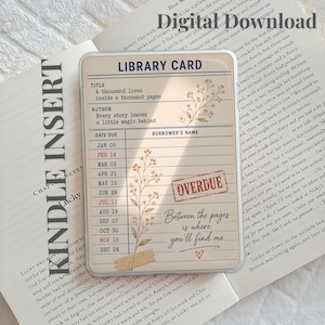 Pode incluir: Um design de cartão de biblioteca com o título "A thousand lives inside a thousand pages" e o nome do autor. O cartão tem um design floral e a palavra "OVERDUE" carimbada.