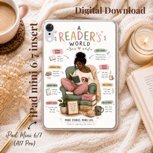 Op de afbeelding: Een doorzichtige tablethoes met een grafische illustratie getiteld A READER'S WORLD. Het ontwerp toont een persoon die in een groene fauteuil zit en een boek leest, omringd door tekstlabels, kleine boekpictogrammen, een mok, een plant en de zin MORE STORIES. MORE LIFE.