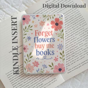 Könnte beinhalten: Ein rechteckiger Kindle-Einsatz mit weißem Hintergrund und einem Blumenmuster aus rosa und blauen Blüten sowie grünen Blättern. Der Text "Forget flowers buy me books" ist mittig in Blau und Rosa gedruckt, darunter befindet sich ein kleines Herz.