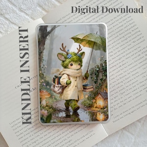 Peut inclure: Un téléchargement numérique présentant une illustration fantaisiste d'une créature moussue à bois, portant un manteau et une écharpe beiges, tenant un parapluie vert et des livres, marchant sur un sentier forestier pluvieux près d'une maison lumineuse.