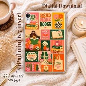 Op de afbeelding: Een doorzichtige beschermhoes voor de iPad mini 6/7 met een kleurrijk rasterontwerp met illustraties van boeken, planten, een lezend persoon en de tekst "READ MORE BOOKS," "BOOKS ARE MY ESCAPE," "SO MANY BOOKS SO LITTLE TIME," en "TAKE ME TO THE LIBRARY."