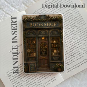 Op de afbeelding: Een rechthoekige digitale download-inzet voor een Kindle met een gedetailleerde illustratie van een oude boekwinkel met donkere houten afwerking, bloemaccenten en de tekst BOOKSHOP, BOOKS ARE MAGIC en SO MANY BOOKS SO LITTLE TIME.