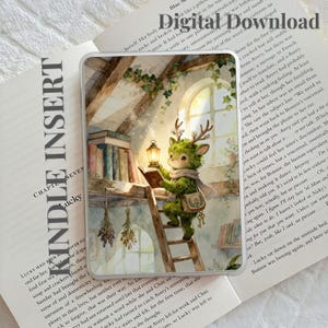 Peut inclure: Téléchargement numérique fantaisiste avec une créature verte ressemblant à un cerf lisant un livre sur une échelle. L'illustration a une esthétique de conte de fées avec une palette de couleurs chaleureuse. Le texte "Digital Download" est visible.