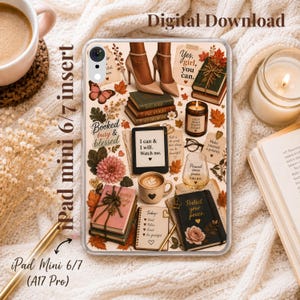 Op de afbeelding: Een doorzichtige iPad mini 6/7 hoes met een collage van herfstachtige illustraties, waaronder gestapelde boeken, hoge hakken, een koffiemok, een kaars en een tablet met de tekst 'I can & I will. Watch me.' omringd door herfstbladeren.