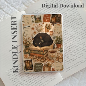Puede incluir: Un inserto rectangular para Kindle con un collage de ilustraciones que incluye un gato negro descansando sobre una pila de libros, una tetera floral, una taza de té, gafas y varias notas con texto como books, plants, tea, peace y just one more chapter.