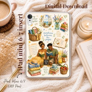 Pode incluir: Uma capa transparente para tablet com uma colagem de ilustrações que inclui um casal a ler, um cesto de vime com livros, uma pilha de mantas dobradas com um chapéu de palha, um vaso de flores e o texto sunshine between the pages.