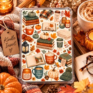 Op de afbeelding: Een doorzichtige tablethoes met een herfstachtig patroon van pompoenen, stapels boeken, mokken met teksten zoals 'Sweater Weather' en 'Just One More Chapter', kaarsen, herfstbladeren, een lantaarn, een gebreide muts en een geruite sjaal.