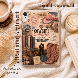 Op de afbeelding: Een doorzichtige tablethoes met een collageontwerp met een roze cowboyhoed, een hoefijzer, een paar roze cowboylaarzen, een zadel en het silhouet van een koppel. De tekst luidt: Cowgirl romance is my therapy, Wild Hearts Western Nights en Just one more chapter.