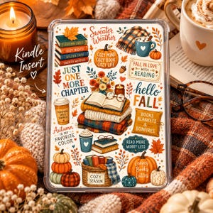 Op de afbeelding: Een rechthoekige Kindle-inzet met een collage van herfstachtige illustraties, waaronder stapels boeken, pompoenen, een kop koffie, een geruite sjaal en teksten zoals Sweater Weather, Just One More Chapter, Hello Fall en Read More Worry Less.