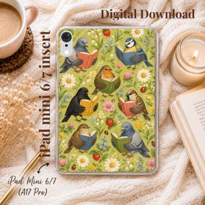 Pode incluir: Uma capa transparente para tablet com um padrão repetitivo de vários pássaros lendo livros sobre um fundo verde cheio de margaridas, pequenas flores e morangos. O texto Digital Download e iPad mini 6/7 insert é visível.