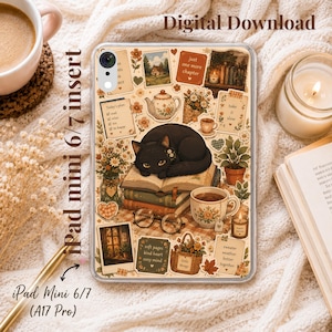 Op de afbeelding: Een doorzichtige tablethoes voor de iPad Mini 6/7 met een collage-print van een zwarte kat die op boeken rust, bloemstukken, een theepot, een koffiemok, een bril, kaarsen en handgeschreven notities met de tekst "just one more chapter".