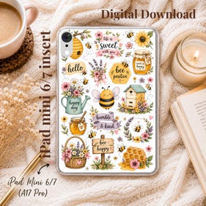 Op de afbeelding: Een doorzichtige tablethoes voor de iPad mini 6/7 met een herhalend patroon van bijen, honingraten, bijenkorven, bloemen en potten honing. Het ontwerp bevat tekstelementen zoals life is sweet with you, hello, bee positive, happy day, bumble & kind en bee happy.