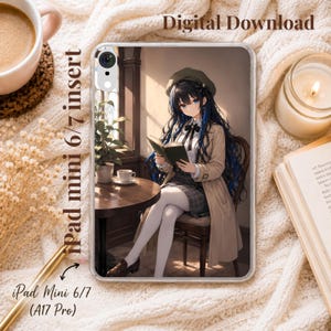 Op de afbeelding: Een doorzichtige iPad mini 6/7 hoes met een anime-stijl illustratie van een persoon met lang donker haar, een baret, trenchcoat en rok, zittend aan een tafel terwijl diegene een boek leest. De tekst Digital Download en iPad mini 6/7 insert zijn zichtbaar.