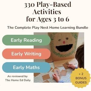 Könnte beinhalten: Eine digitale Bildungsressource mit dem Titel 330 Play-Based Activities for Ages 3 to 6, The Complete Play Nest Home Learning Bundle. Sie enthält Schaltflächen für Early Reading, Early Writing, Early Maths und eine Karton-Aktivitätsbox.