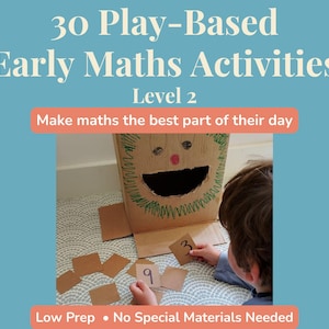 Op de afbeelding: Een kind speelt met cijferkaarten voor een kartonnen doos versierd met een gezicht. De afbeelding bevat de tekst "30 Play-Based Early Maths Activities Level 2" en "Make maths the best part of their day". De tekst "Low Prep • No Special Materials Needed" is ook zichtbaar.