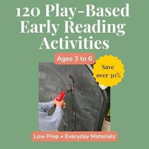 以下が含まれることがあります： 3歳から6歳向けの「120 Play-Based Early Reading Activities」と題されたデジタル教材。赤いスプレーボトルを使って黒板に「she」や「go」といった単語を書いている様子が写し出されたグラフィックデザイン。