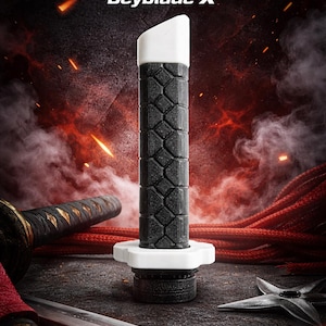 Può includere: Un'impugnatura Ninja Grip nera e bianca per Beyblade X con un'impugnatura strutturata, dettagli bianchi e la scritta "Ninja Grip" in rosso. Lo sfondo presenta un design sfocato e infuocato con una katana e uno shuriken.