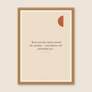 Könnte beinhalten: Gerahmter Kunstdruck mit minimalistischem Design. Das Kunstwerk zeigt ein Zitat von Walt Whitman in schwarzem Text auf beigem Hintergrund, mit einem halbkreisförmigen Orange. Der Rahmen ist warmbraun.