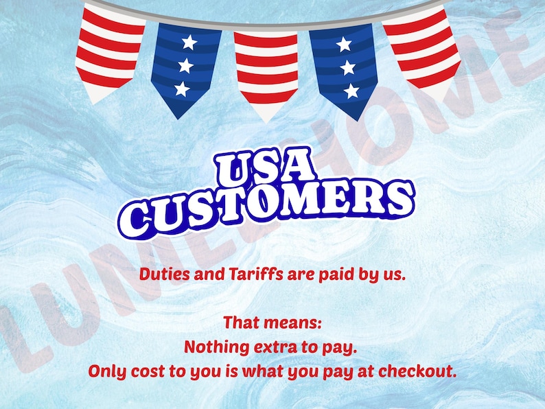 Może przedstawiać: Grafika promocyjna z niebiesko-białym tłem, z tekstem "USA CUSTOMERS". Czerwone, białe i niebieskie girlandy wiszą u g&oacute;ry. Tekst m&oacute;wi, że cła i taryfy są opłacone, bez dodatkowych koszt&oacute;w.