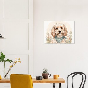 Pode incluir: Pintura em aquarela de um cão Cavapoo usando uma bandana azul. O cão tem pelo encaracolado, castanho claro e é cercado por flores e uma cerca branca. O fundo é de uma cor suave e neutra.