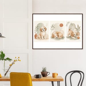 Könnte beinhalten: Ein gerahmter Aquarelldruck mit drei Tafeln mit entzückenden Welpen. Die Tafeln zeigen einen Welpen beim Sitzen, Schlafen und Spielen mit einem Ball. Das Kunstwerk hat eine neutrale Farbpalette mit sanften Beige-, Braun- und Grüntönen und ist mit dekorativen Pflanzen akzentuiert.