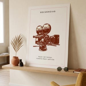Puede incluir: Un póster rectangular vertical que presenta una ilustración de color marrón oscuro de una cámara de cine antigua centrada sobre un fondo crema. El texto SECUENCIAS aparece sobre la cámara y la frase Hacer del tiempo, nuestra mejor película. está debajo.