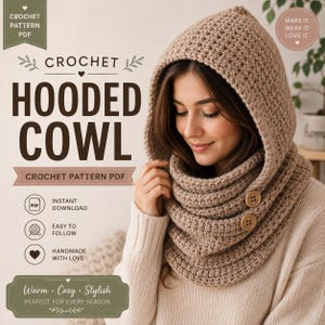 Pode incluir: Um capuz de crochê bege com um padrão de pontos texturizados e dois botões de madeira redondos na lateral. A imagem inclui o texto CROCHET HOODED COWL, CROCHET PATTERN PDF, INSTANT DOWNLOAD, EASY TO FOLLOW, HANDMADE WITH LOVE, WARM COZY STYLISH e MAKE IT WEAR IT LOVE IT.