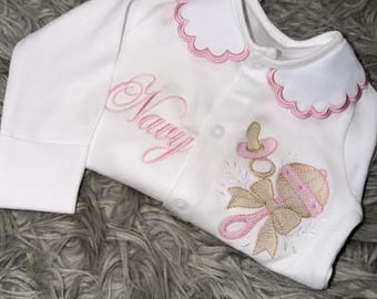 Gepersonaliseerde babyromper voor meisjes | Geborduurde babyrammelaar babypakje | Geschulpte kraag | Coming Home-outfit | Nieuw babycadeau