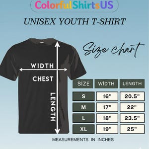 Pu&ograve; includere: T-shirt nero unisex per ragazzi con tabella taglie. La tabella mostra le misure in pollici per larghezza e lunghezza, dalla taglia S alla XL. Il testo "Colorful Shirts US" &egrave; in alto.