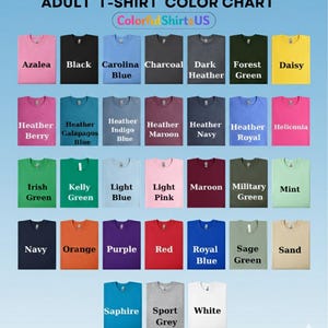 Pu&ograve; includere: Tabella colori di t-shirt per adulti con una variet&agrave; di colori, tra cui Azalea, Nero, Blu Carolina, Carbone, Grigio scuro, Verde foresta, Giallo, Heather Berry, Heather Galapagos Blue, Heather Indigo Blue, Heather Maroon, Heather Navy, Heather Royal, Heliconia, Verde irlandese, Verde Kelly, Azzurro, Rosa chiaro, Marrone, Verde militare, Menta, Blu navy, Arancione, Viola, Rosso, Blu reale, Verde salvia, Sabbia, Zaffiro, Grigio sportivo e Bianco.