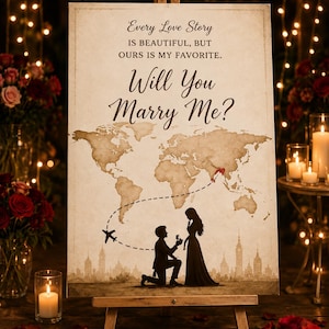 Könnte beinhalten: Ein rechteckiges Schild auf einer Holzstaffelei mit einer Weltkarte im Vintage-Stil, der Silhouette einer Person, die einen Heiratsantrag macht, und einer Flugroute. Der Text lautet: Every Love Story IS BEAUTIFUL, BUT OURS IS MY FAVORITE. Will You Marry Me?